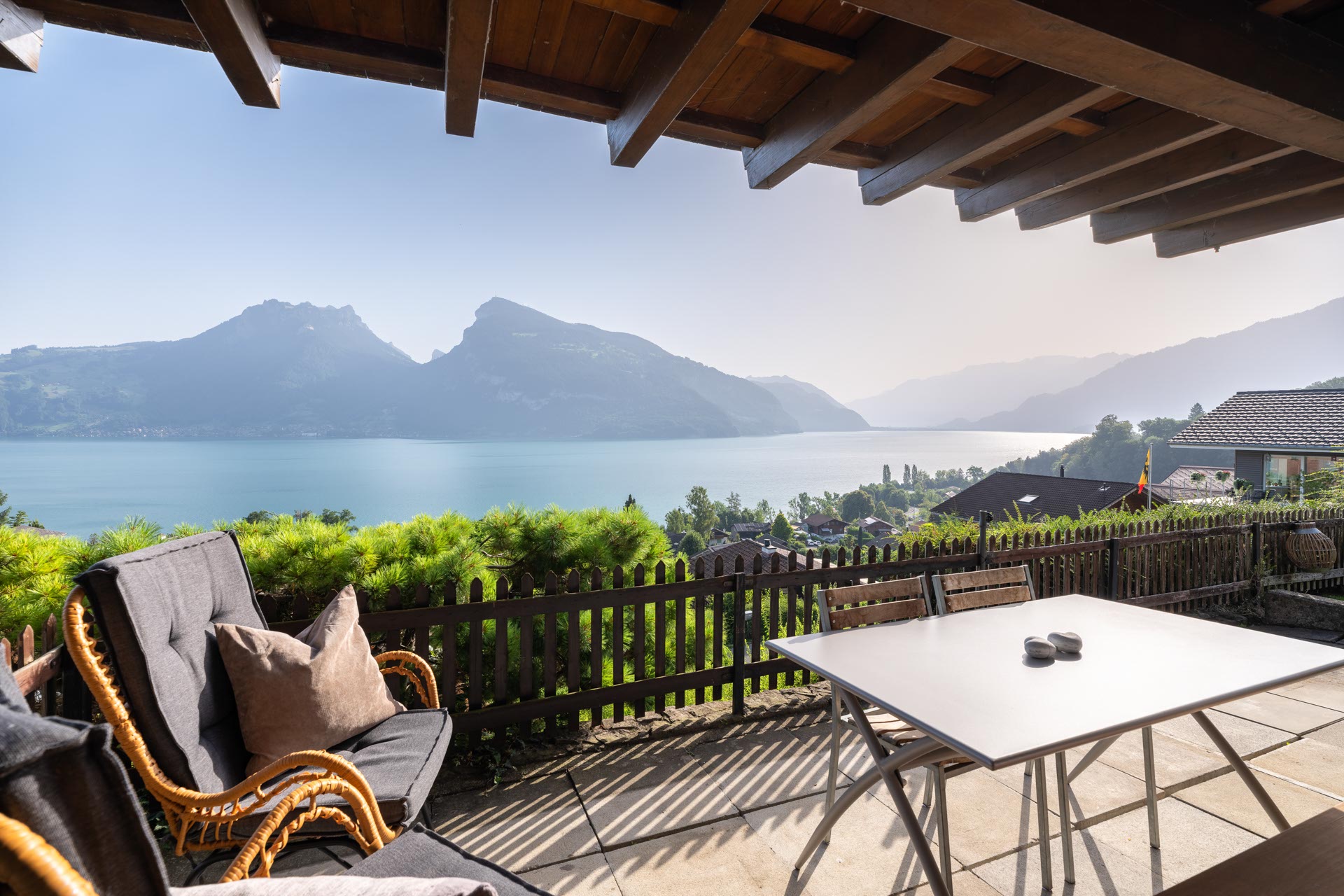 Garden terrace with panoramic views of Lake Thun – Chalet Lake View Garden, Faulensee